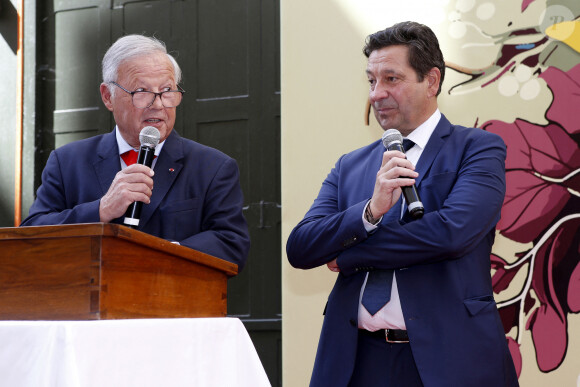 Laurent Gerra reçoit les insignes de Chevalier dans l'ordre du Mérite Agricole des mains de Monsieur Georges Blanc, chef triplement étoilé, au Restaurant Léon de Lyon à Lyon, France, le 3 septembre 2023. © Pascal Fayolle/Bestimage