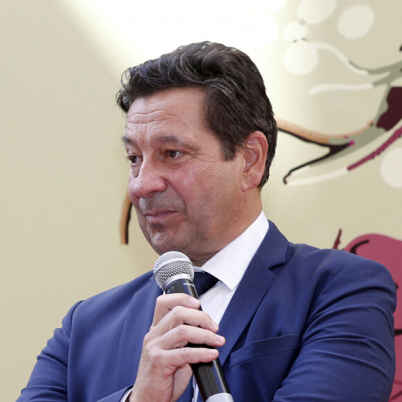 Laurent Gerra reçoit les insignes de Chevalier dans l'ordre du Mérite Agricole des mains de Monsieur Georges Blanc, chef triplement étoilé, au Restaurant Léon de Lyon à Lyon, France, le 3 septembre 2023. © Pascal Fayolle/Bestimage