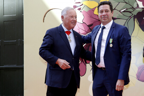 Laurent Gerra reçoit les insignes de Chevalier dans l'ordre du Mérite Agricole des mains de Monsieur Georges Blanc, chef triplement étoilé, au Restaurant Léon de Lyon à Lyon, France, le 3 septembre 2023. © Pascal Fayolle/Bestimage