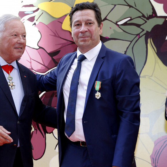 Laurent Gerra reçoit les insignes de Chevalier dans l'ordre du Mérite Agricole des mains de Monsieur Georges Blanc, chef triplement étoilé, au Restaurant Léon de Lyon à Lyon, France, le 3 septembre 2023. © Pascal Fayolle/Bestimage