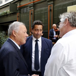 Laurent Gerra reçoit les insignes de Chevalier dans l'ordre du Mérite Agricole des mains de Monsieur Georges Blanc, chef triplement étoilé, au Restaurant Léon de Lyon à Lyon, France, le 3 septembre 2023. © Pascal Fayolle/Bestimage