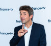 Thomas Sotto lors du photocall dans le cadre de la conférence de presse de France Télévisions au Pavillon Gabriel à Paris, France, le 24 août 2021. © Pierre Perusseau/Bestimage