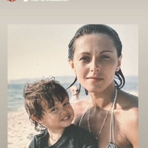 Sur son compte Instagram, elle a fait avoir, en publiant une image issue de son enfance, qu'elle pensait sans arrêt à sa mère.
Emma de Caunes et sa mère Gaëlle Royer.