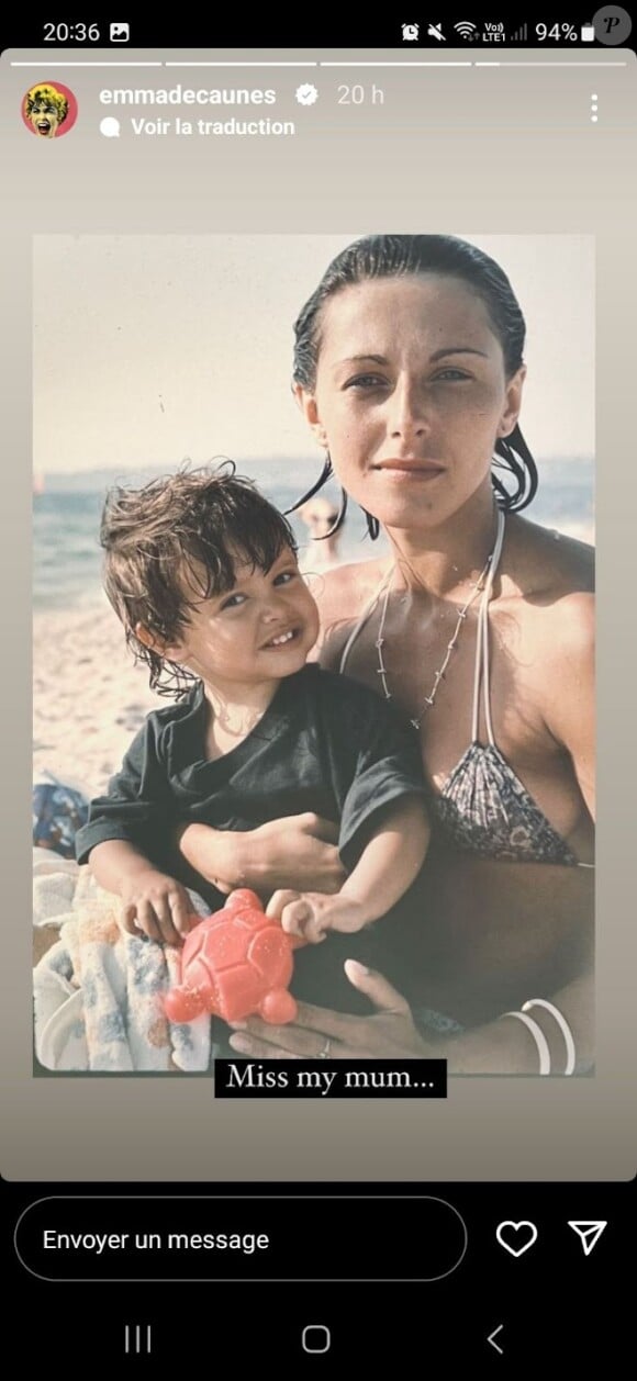 Sur son compte Instagram, elle a fait avoir, en publiant une image issue de son enfance, qu'elle pensait sans arrêt à sa mère.
Emma de Caunes et sa mère Gaëlle Royer.