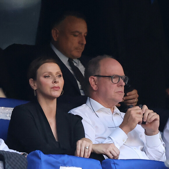 La princesse Charlene de Monaco et le prince Albert II dans les tribunes lors du match de rugby entre l'Afrique du Sud et l'Écosse (18-3) au stade Vélodrome à Marseille le 10 septembre 2023. © Dominique Jacovides / Bestimage 
