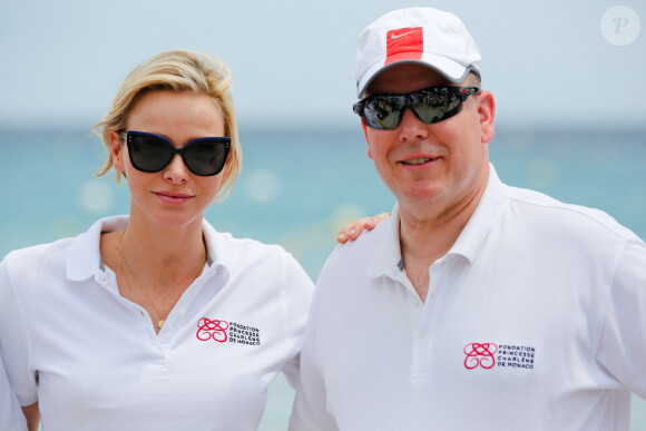 Avec Albert, ils vont se rendre en Afrique du Sud dans quelques jours...
Exclusif - Le prince Albert II de Monaco et la princesse Charlène de Monaco - Le prince Albert II de Monaco et la princesse Charlène de Monaco - Le prince Albert II de Monaco et la princesse Charlène de Monaco ont participé à l'opération "Water Safety, pour la prévention de la noyade" à playa Baggia sur la plage de Palombaggia à Porto-Vecchio en Corse le 23 Juin 2015.