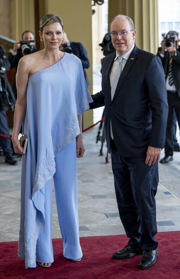 L'épouse d'Albert se sent si bien qu'elle veut reprendre le sport et même la natation
Le prince Albert II et la princesse Charlene de Monaco - Réception organisée par le roi Charles III, pour les invités étrangers assistant à son couronnement au palais de Buckingham à Londres, Royaume Uni, le 5 mai 2023. 