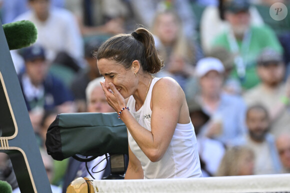 Alize Cornet chute lourdement sur le central lors du tournoi de Wimbledon 2023 à Londres, le 6 juillet 2023.