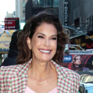 Teri Hatcher arrive à l'émission "Good Morning America" à New York, le 19 novembre 2021.  Teri Hatcher seen after an appearance on Good Morning America promoting the new Holiday movie A Kiss Before Christmas on November 19, 2021 in New York City. 