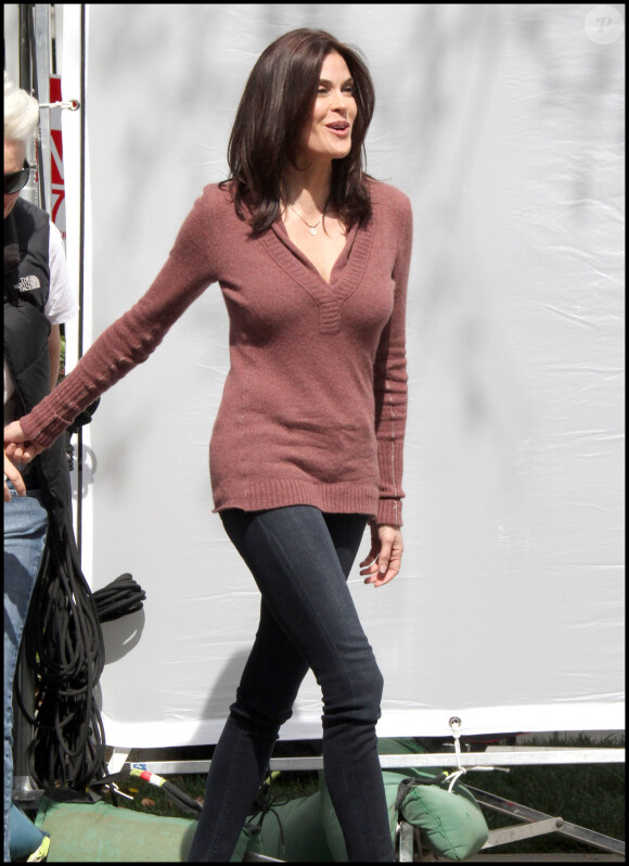 TERI HATCHER SUR LE TOURNAGE DE LA NOUVELLE SAISON DE "DESPERATE HOUSEWIVES" 4605523 Terri Hatcher and Eva Longoria were working on the set of "Desperate Housewives" in Los Angeles, California on March 1, 2010. This script calls for Longoria's character to lure construction workers into buying candy from a little girl employing her seductive looks and apparently, a puppy. 