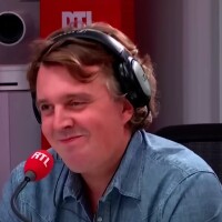 Alexis Vizorek (RTL) en couple : sa mystérieuse compagne plus âgée que lui ne vit pas à ses côtés !