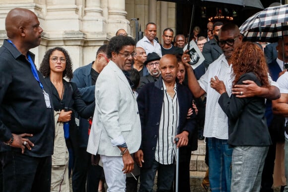 A leurs cotés, Guy Bevert, le batteur phare de la bande a également été aperçu très ému. 
Julien Tarquin, bassiste du groupe "La Compagnie Créole", Guy Bevert, batteur du groupe "La Compagnie Créole", Clémence Bringtown, chanteuse du groupe "La Compagnie Créole" à la sortie des obsèques de José Sébéloué, chanteur du groupe "La Compagnie Créole", en l'église Saint-Ambroise à Paris, France, le 12 septembre 2023. © Christophe Clovis/Bestimage