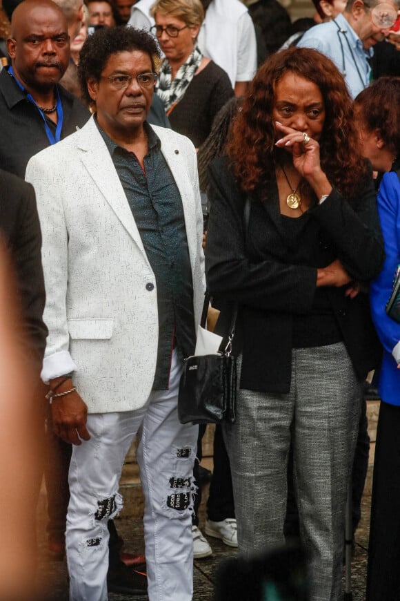 Julien Tarquin, bassiste du groupe "La Compagnie Créole" et Clémence Bringtown, chanteuse du groupe "La Compagnie Créole" à la sortie des obsèques de José Sébéloué, chanteur du groupe "La Compagnie Créole", en l'église Saint-Ambroise à Paris, France, le 12 septembre 2023. © Christophe Clovis/Bestimage