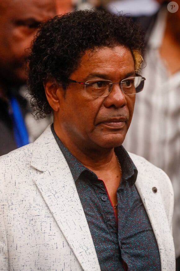 Julien Tarquin, bassiste du groupe "La Compagnie Créole" à la sortie des obsèques de José Sébéloué, chanteur du groupe "La Compagnie Créole", en l'église Saint-Ambroise à Paris, France, le 12 septembre 2023. © Christophe Clovis/Bestimage