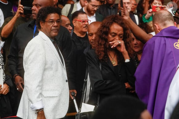 Julien Tarquin, bassiste du groupe "La Compagnie Créole" et Clémence Bringtown, chanteuse du groupe "La Compagnie Créole" à la sortie des obsèques de José Sébéloué, chanteur du groupe "La Compagnie Créole", en l'église Saint-Ambroise à Paris, France, le 12 septembre 2023. © Christophe Clovis/Bestimage