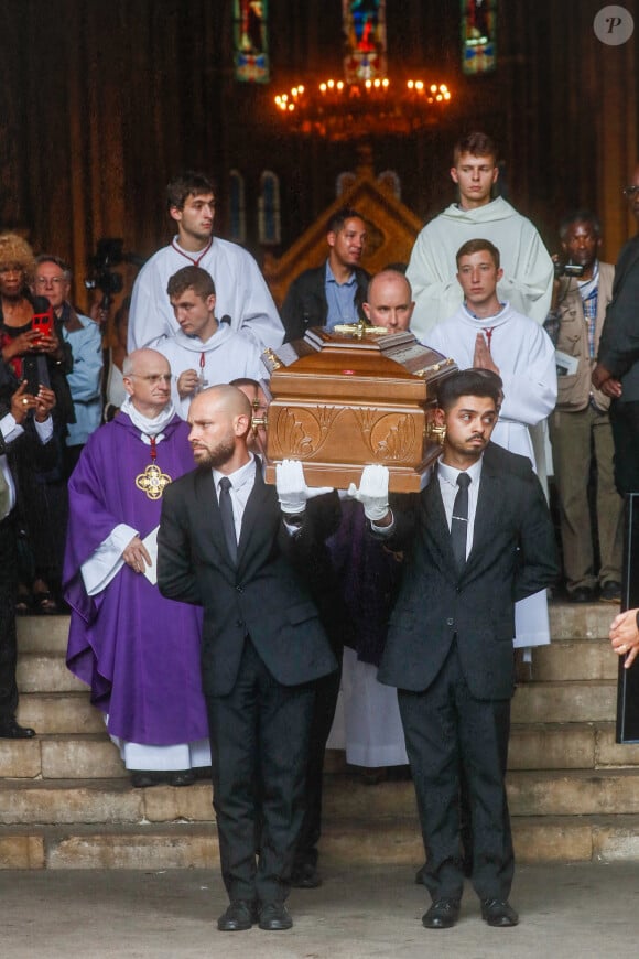 Cercueil du défunt à la sortie des obsèques de José Sébéloué, chanteur du groupe "La Compagnie Créole", en l'église Saint-Ambroise à Paris, France, le 12 septembre 2023. © Christophe Clovis/Bestimage