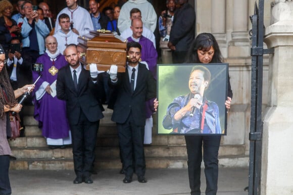 Photo et cercueil du défunt à la sortie des obsèques de José Sébéloué, chanteur du groupe "La Compagnie Créole", en l'église Saint-Ambroise à Paris, France, le 12 septembre 2023. © Christophe Clovis/Bestimage