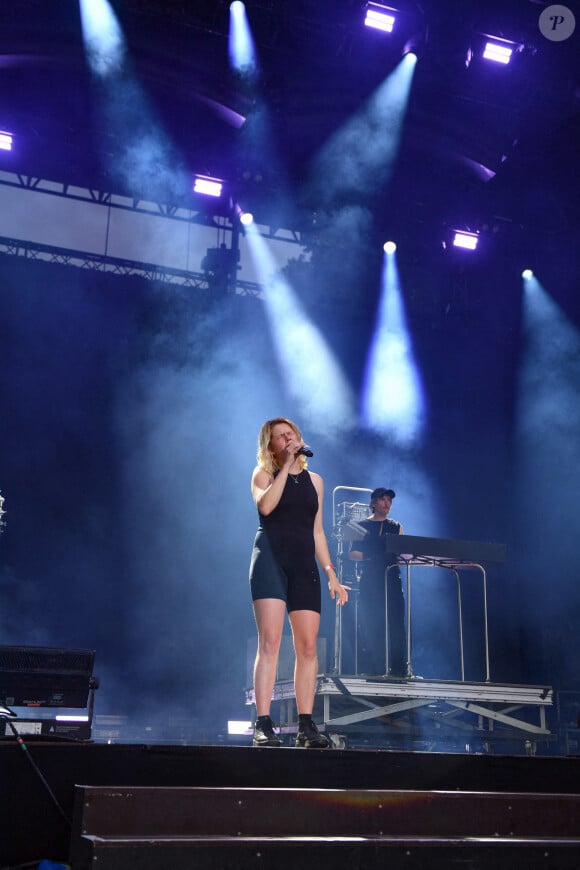 "entre les photos dédicacées d'Enrico Macias, les plaids ajourés au crochet et le buffet métallique vert oliver qui ne se souvient plus avoir contenu des dossiers"
Zaho de Sagazan performs during the RTL2 Essonne en Scene Festival in Chamarande, France on 1 September 2023. Photo by Christophe Meng/ABACAPRESS.COM