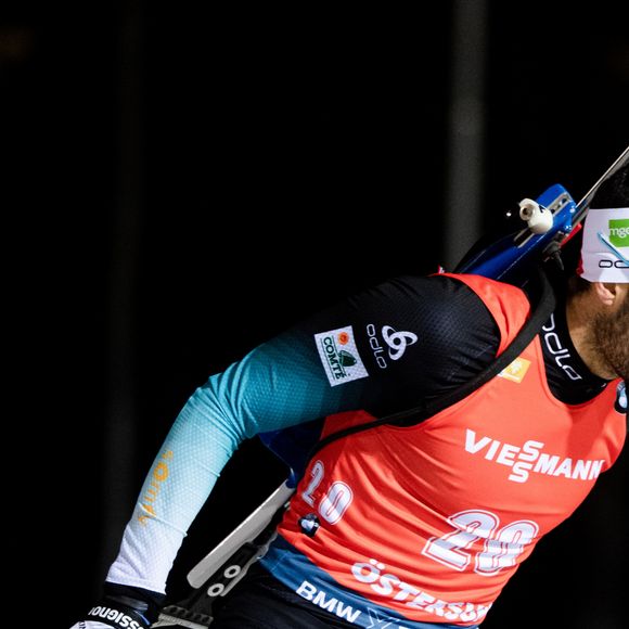 Martin Fourcade remporte l'épreuve du "20kms Homme Individuel" lors de la Coupe du monde de biathlon 2019 (IBU World Cup) à Ostersund en Suède, le 4 décembre 2019.
