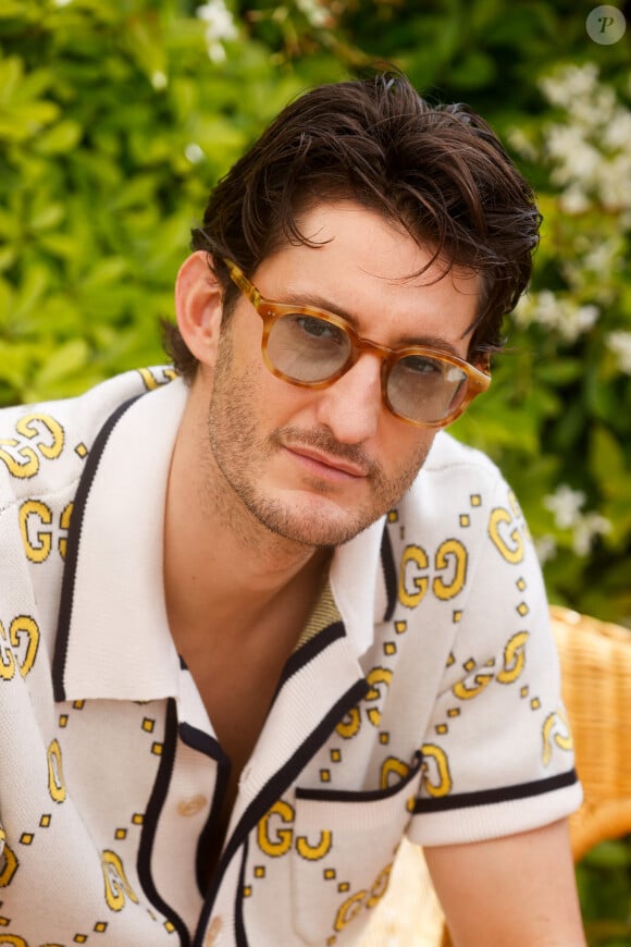 Exclusif - Pierre Niney sur la terrasse Unifrance, dans le cadre de la promotion du film "Le livre des solutions", lors du 76ème Festival International du Film de Cannes, le 26 mai 2023. © Christophe Clovis/Bestimage 