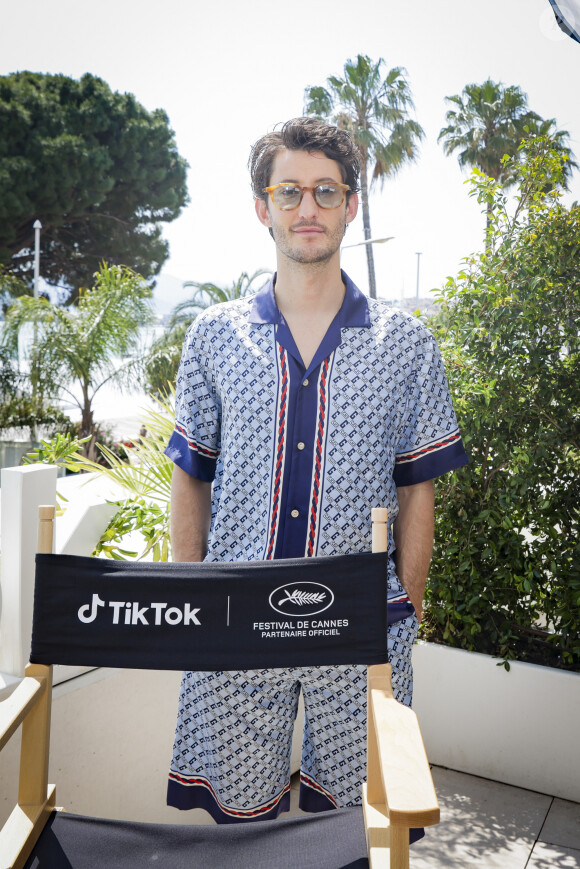 Exclusif - Pierre Niney pose en marge de sa venue à la Terrasse TikTok lors du 76ème Festival International du Film de Cannes, France, le 22 mai 2023. © Jack Tribeca/Bestimage 