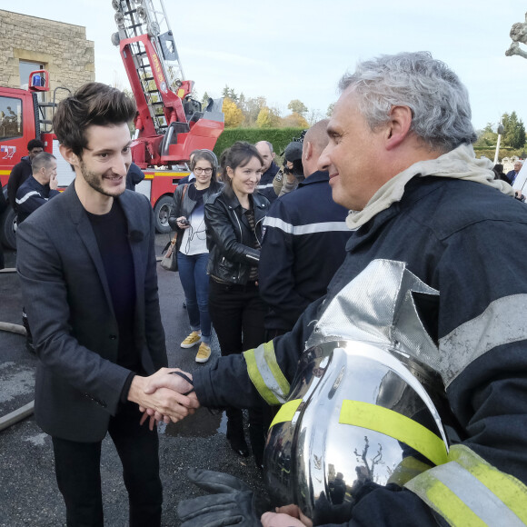 L'occasion pour lui de pousser un coup de gueule.
Exclusif - Pierre Niney et Anaïs Demoustier à l'affiche du film "Sauver ou périr ", rencontrent des soldats du feu de la caserne de Sarlat lors du 27ème festival de Sarlat le 14 novembre 2018. © Patrick Bernard/Bestimage 
