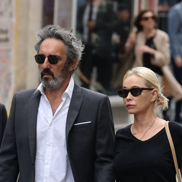 Emmanuelle Béart et son mari Frédéric Chaudier - Arrivées des célébrités aux obsèques de Jane Birkin en l'église Saint-Roch à Paris. Le 24 juillet 2023 © Jacovides-KD Niko / Bestimage