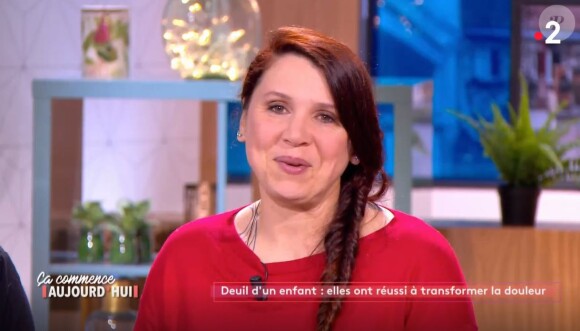 Celle qui est désormais aux fourneaux de deux restaurants, est déjà à la tête d'une famille nombreuse. Huit fois maman et trois fois grand-mère, elle s'apprête à accueillir son neuvième enfant, à 47 ans.
Anne Alassane en larmes dans "Ca commence aujourd'hui", le 3 mai 2021, sur France 2