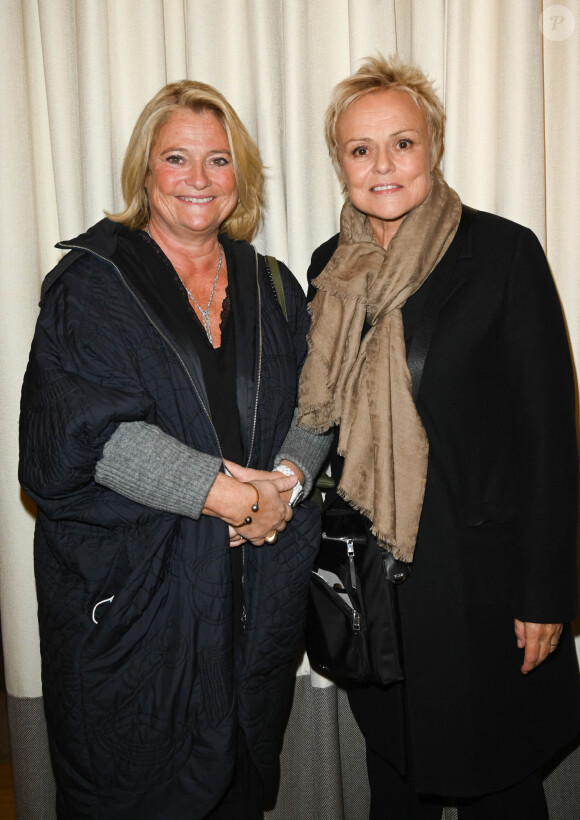 Marina Carrère d'Encausse et Muriel Robin - Remise du prix "Fonds de dotation Line Renaud-Loulou Gasté" pour la recherche médicale à la Maison de la Recherche à Paris le 15 novembre 2021. © Coadic Guirec/Bestimage 