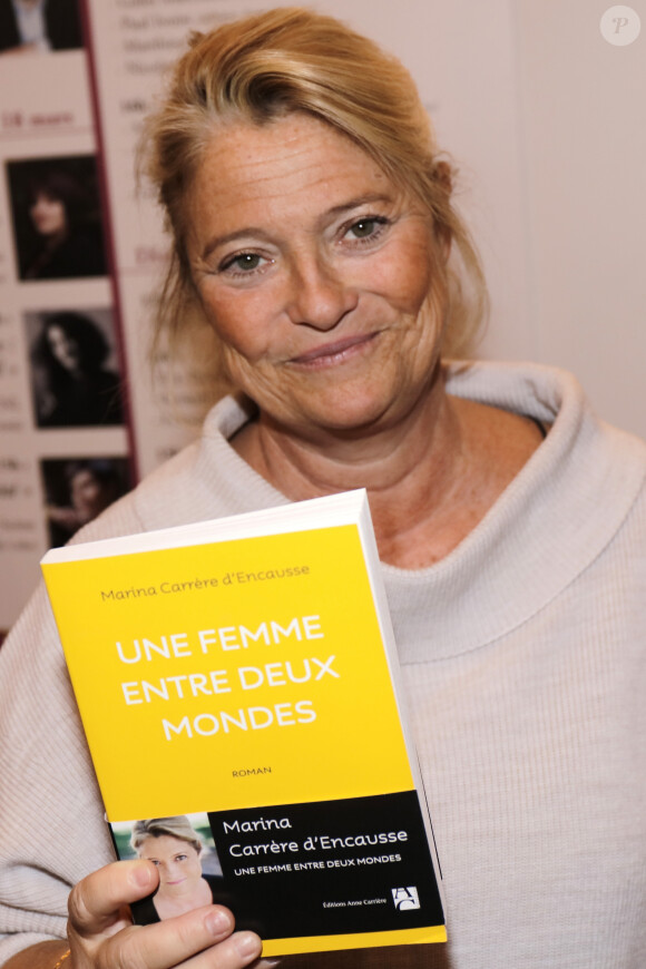 Via ce reportage très attendu, elle plaide pour le droit à mourir dans la dignité.
Marina Carrère d'Encausse - Personnalités en dédicace au salon du livre "Livre Paris 2018" à Paris. Le 17 mars 2018