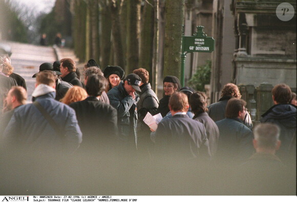 Tournage du film de Claude Lelouch "Hommes, femmes : mode d'emploi" au cimetière du Père Lachaise à Paris.