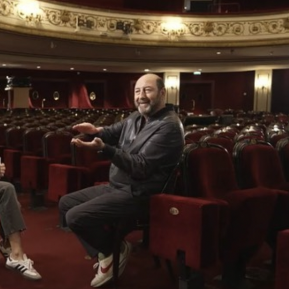 Taquin, l'acteur a préféré la mettre en garde en lui rappelant qu'ils connaissent chacun leurs compagnon respectifs. 
Isabelle Ithurburu et Kad Merad sur le tournage du portrait de l'acteur pour 50' Inside, le samedi 16 septembre 2023.