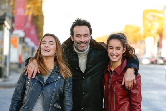 Rendez-vous avec Anthony Delon et ses filles Loup et Liv sur les Champs-Elysées à Paris, France, le 26 novembre 2017. © Philippe Doignon/Bestimage