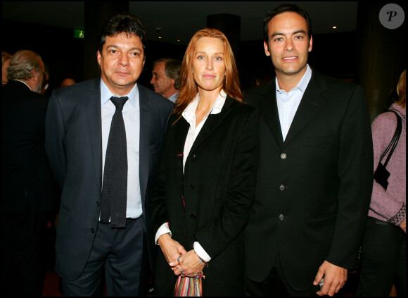 Anthony Delon et Sophie Clerico - Maître Dominique Warluzel a été élevé au rang de chevalier de la légion d'honneur par Jean Piat dans les salons de Christies à Paris.