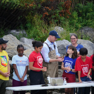 Le prince William en compagnie de bénévoles de l'association Billion Oyster Project sur l'Hudson River pendant sa visite de 2 jours à New York. Billion Oyster Project est un organisme à but non lucratif visant à restaurer les bancs d'huitres dans le port de New York au travers d'activités éducatives. New York le 18 septembre 2023