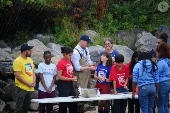 Le prince William en compagnie de bénévoles de l'association Billion Oyster Project sur l'Hudson River pendant sa visite de 2 jours à New York. Billion Oyster Project est un organisme à but non lucratif visant à restaurer les bancs d'huitres dans le port de New York au travers d'activités éducatives. New York le 18 septembre 2023