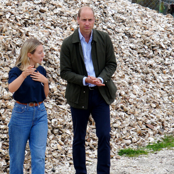 Le prince de Galles rencontre des restaurateurs en passant devant des tas de coquilles d'huîtres, récoltés grâce à des dons de restaurateurs à Manhattan. Elles sont utilisées pour restaurer les récifs. New York le 18 septembre 2023