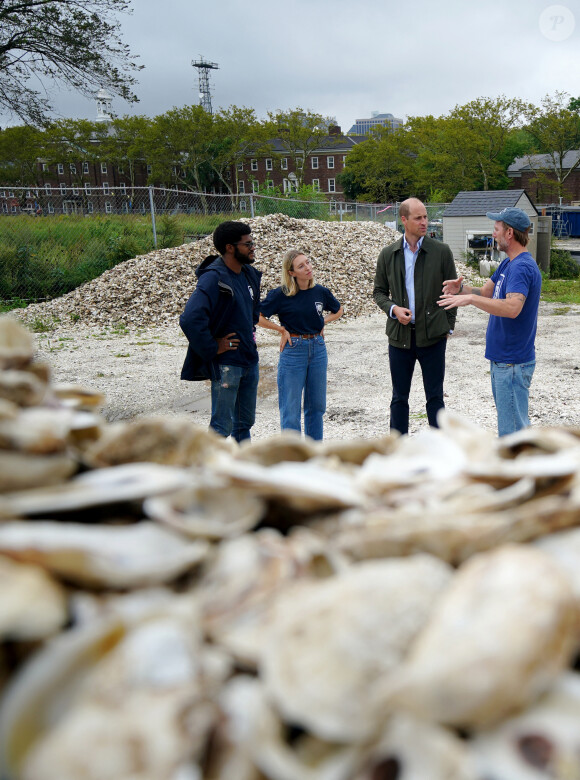 Le prince de Galles rencontre des restaurateurs en passant devant des tas de coquilles d'huîtres, récoltés grâce à des dons de restaurateurs à Manhattan. Elles sont utilisées pour restaurer les récifs. New York le 18 septembre 2023