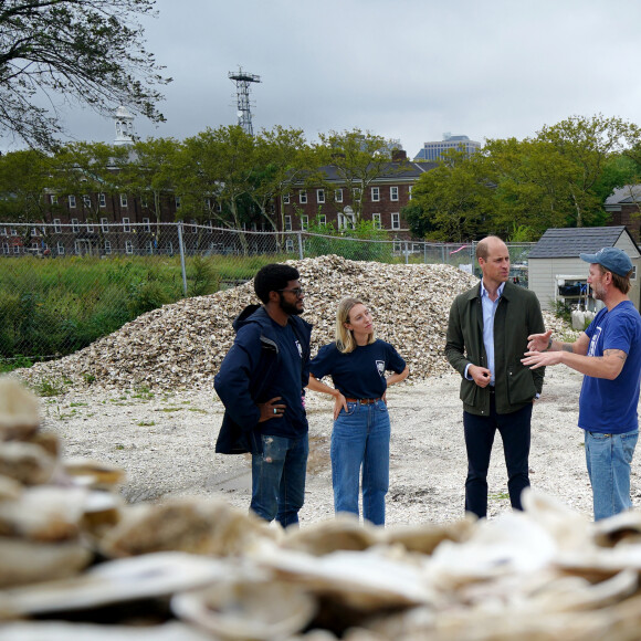 Le prince de Galles rencontre des restaurateurs en passant devant des tas de coquilles d'huîtres, récoltés grâce à des dons de restaurateurs à Manhattan. Elles sont utilisées pour restaurer les récifs. New York le 18 septembre 2023