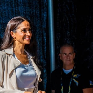 Mais aussi pour ses looks. Comme Kate Middleton, sa belle-soeur américaine est passée au peigne fin de la tête aux pieds. 
Meghan Markle le 16 septembre à Düsseldorf, pour les Invictus Games.