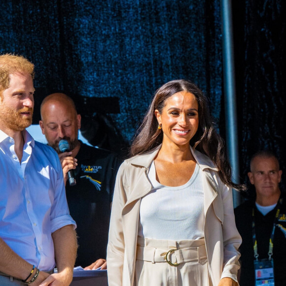 Pour se rendre dans le café solidaire, le TrebeCafe, elle avait opté pour un simple pull tricoté à 350 euros de la marque Toteme et d'un joli pantalon assorti, du même prix et de la même marque. 
Meghan Markle et le prince Harry à Düsseldorf, le 16 septembre 2023.