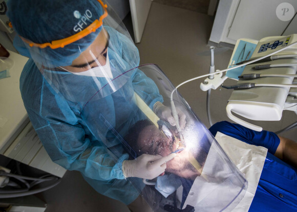 Illustration des précautions prises par un dentiste face à ses patients lors du déconfinement de l'épidémie de coronovirus (covid-19) à Strasbourg (covid-19) à Strasbourg le 23 mai 2020. © Elyxandro Cegarra/Panoramic/Bestimage