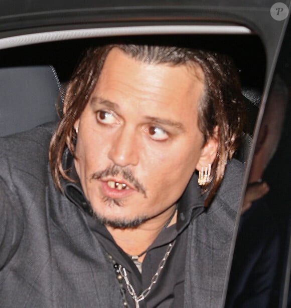 Johnny Depp affiche des dents en mauvais état à Londres, le 11 octobre 2015.