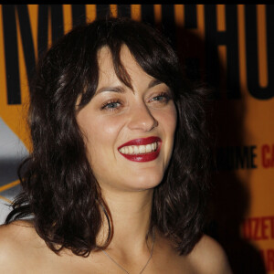 Marion Cotillard et son beau sourire à l'avant-première du film Les Petits Mouchoirs