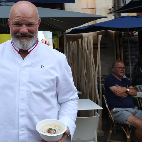 A contrario, 2 391 assurent que c'était "excellent" et les commentaires allant dans ce sens sont nombreux.
Exclusif - Le chef Philippe Etchebest décline son plat "Signature" en mode street food au sein du Pop Up Club à Bordeaux, le 11 septembre 2023.