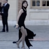 Dîner d'État pour Charles III : Charlotte Gainsbourg en robe ultra-fendue à Versailles, ses longues jambes sublimées