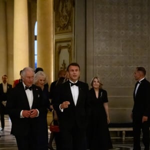 Le roi Charles III d'Angleterre, Le président Emmanuel Macron, Camilla Parker Bowles, reine consort d'Angleterre - Le président Emmanuel Macron et sa femme visitent la chapelle du château de Versailles avec le roi et la reine d'Angleterre avant le dîner d'état dans la galerie des Glaces le 20 septembre 2023. © Eric Tschaen / Pool / Bestimage 