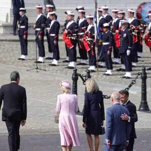 Leurs majestés le Roi Charles III et la Reine Camilla sont accueillis à l'Arc de Triomphe le premier jour de leur visite d'État par le Président français Emmanuel Macron et sa femme Brigitte Macron lors d'une cérémonie du Souvenir et d'un dépôt de gerbes à l'Arc de Triomphe, marquant les sacrifices partagés du passé et un héritage durable de coopération. Le 20 septembre 2023 © Imago / Panoramic / Bestimage