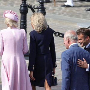 Une proximité amicale pointée du doigt par les Britanniques 
Leurs majestés le Roi Charles III et la Reine Camilla sont accueillis à l'Arc de Triomphe le premier jour de leur visite d'État par le Président français Emmanuel Macron et sa femme Brigitte Macron lors d'une cérémonie du Souvenir et d'un dépôt de gerbes à l'Arc de Triomphe, marquant les sacrifices partagés du passé et un héritage durable de coopération. Le 20 septembre 2023 © Imago / Panoramic / Bestimage