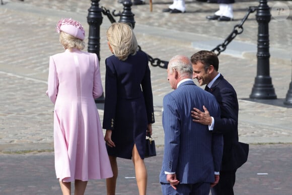 Une proximité amicale pointée du doigt par les Britanniques 
Leurs majestés le Roi Charles III et la Reine Camilla sont accueillis à l'Arc de Triomphe le premier jour de leur visite d'État par le Président français Emmanuel Macron et sa femme Brigitte Macron lors d'une cérémonie du Souvenir et d'un dépôt de gerbes à l'Arc de Triomphe, marquant les sacrifices partagés du passé et un héritage durable de coopération. Le 20 septembre 2023 © Imago / Panoramic / Bestimage